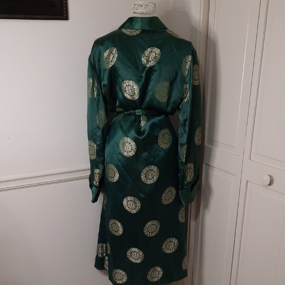 Elegant Green Satin Robe with Gold Accents - Picture 3 of 10